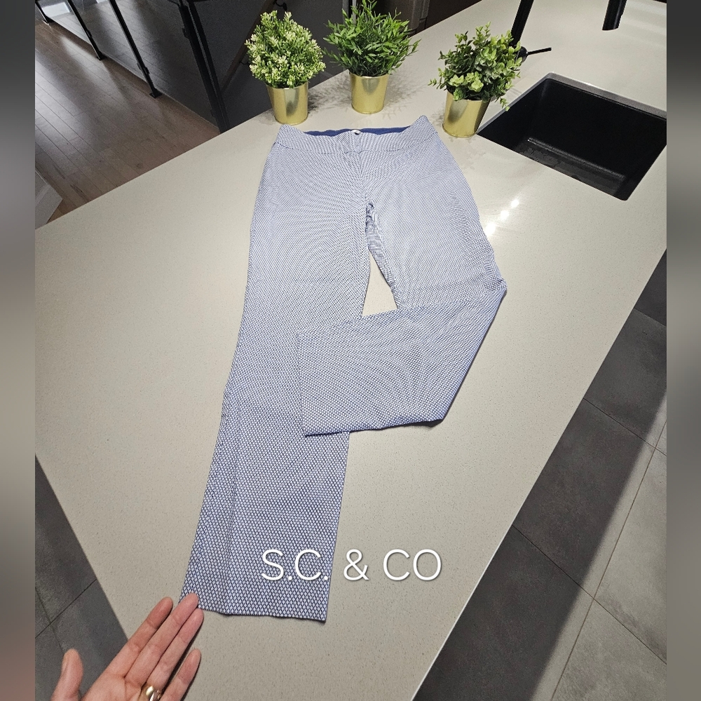 NWOT Pantalon élégant bleu clair avec motifs géométriques blancs